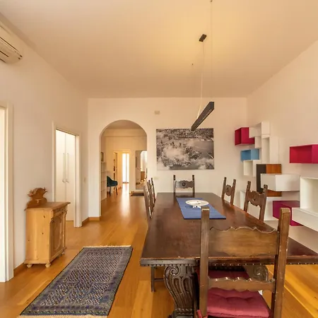 Isaia Apartment