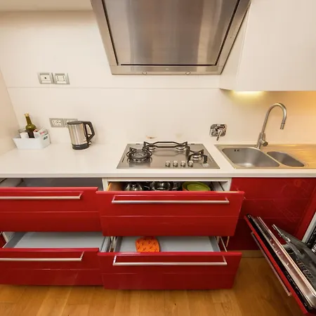 Isaia Apartment